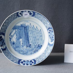 Een Chinees blauw-wit bord met de 'Kostermanoproer in Rotterdam', Chenghua merk, Kangxi — foto 3