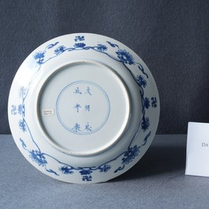 Een Chinees blauw-wit bord met de 'Kostermanoproer in Rotterdam', Chenghua merk, Kangxi — foto 4