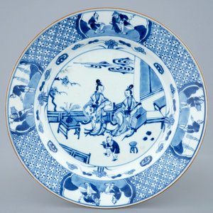 Een Chinees blauw-wit bord met de Qiao zussen, Kangxi/Yongzheng — foto 1