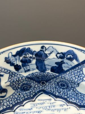 Een Chinees blauw-wit bord met decor van een lijfstraf, Yongzheng/Qianlong — foto 5