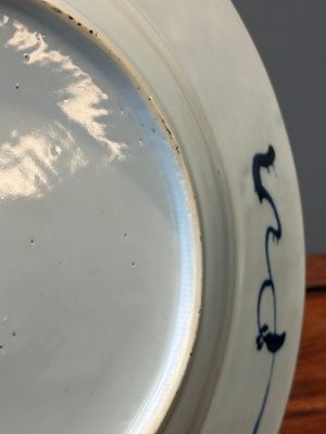 Een Chinees blauw-wit bord met decor van een lijfstraf, Yongzheng/Qianlong — foto 8