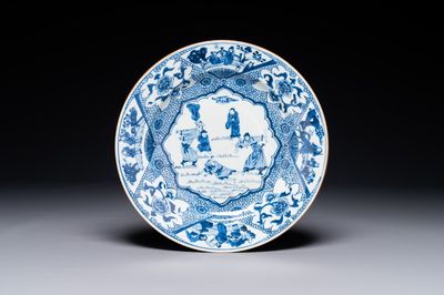 Een Chinees blauw-wit bord met decor van een lijfstraf, Yongzheng/Qianlong