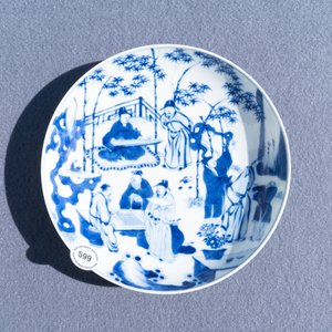 Een Chinees blauw-wit bord met decor van 'Zeven wijzen in het bamboe bos', Xuande merk, Kangxi — foto 15