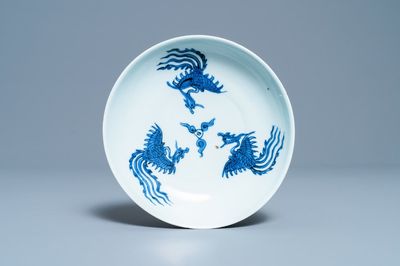 Een Chinees blauw-wit bord met drie feniksen, Longqing
