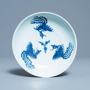 Een Chinees blauw-wit bord met drie feniksen, Longqing — foto 1
