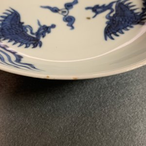 Een Chinees blauw-wit bord met drie feniksen, Longqing — foto 4