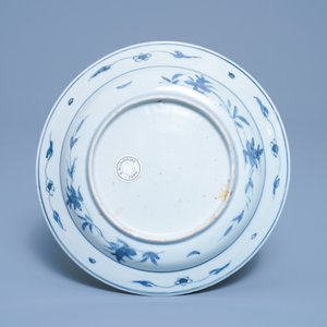 Een Chinees blauw-wit bord met eekhoorns en een kikker, Wanli — foto 2