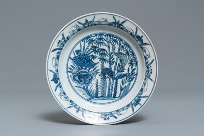 Een Chinees blauw-wit bord met eekhoorns en een kikker, Wanli