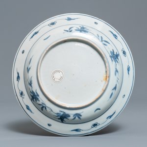 Een Chinees blauw-wit bord met eekhoorns en een kikker, Wanli — foto 2