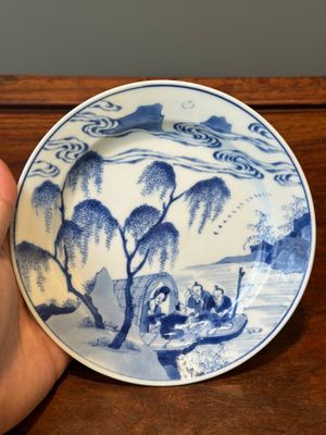 Een Chinees blauw-wit bord met een borstvoedende vrouw en vissers op boten, Chenghua merk, Kangxi — foto 1
