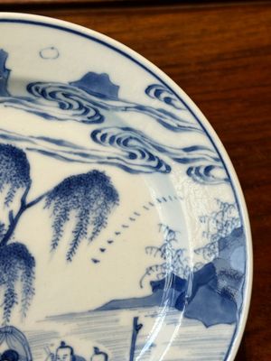 Een Chinees blauw-wit bord met een borstvoedende vrouw en vissers op boten, Chenghua merk, Kangxi — foto 4