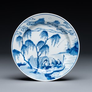 Een Chinees blauw-wit bord met een borstvoedende vrouw en vissers op boten, Chenghua merk, Kangxi — foto 1