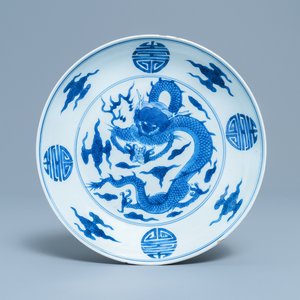 Een Chinees blauw-wit bord met een draak en Shou-karakters, Yongzheng merk en periode — foto 1