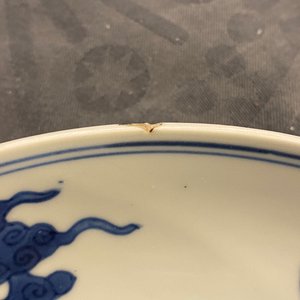 Een Chinees blauw-wit bord met een draak en Shou-karakters, Yongzheng merk en periode — foto 6