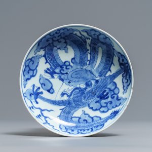 Een Chinees blauw-wit bord met een draak, Yongzheng merk en periode — foto 1