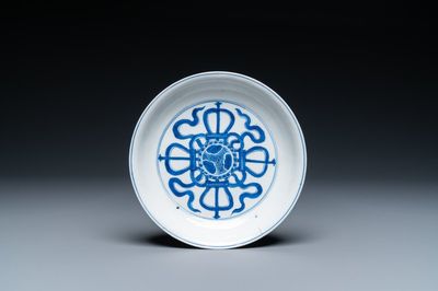 Een Chinees blauw-wit bord met een dubbele vajra, Kangxi merk en periode