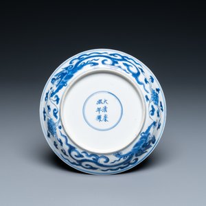 Een Chinees blauw-wit bord met een dubbele vajra, Kangxi merk en periode — foto 2