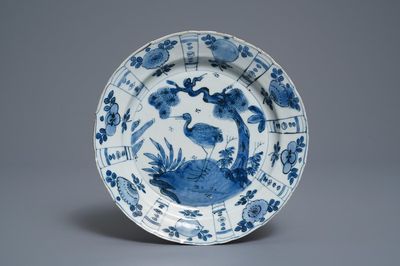 Een Chinees blauw-wit bord met een reiger, Wanli