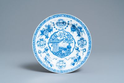 Een Chinees blauw-wit bord met een 'zotje', ex-coll. August de Sterke, Kangxi