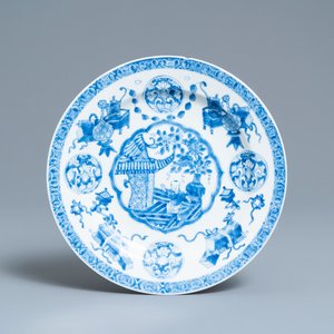 Een Chinees blauw-wit bord met een 'zotje', ex-coll. August de Sterke, Kangxi — foto 1