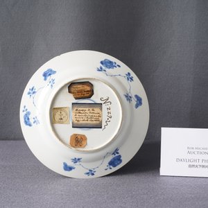 Een Chinees blauw-wit bord met een 'zotje', ex-coll. August de Sterke, Kangxi — foto 4