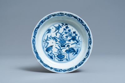 Een Chinees blauw-wit bord met eenden, Wanli