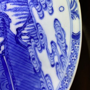Een Chinees blauw-wit bord met figuren in een landschap, Yongzheng merk en periode — foto 3