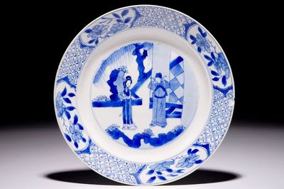 Een Chinees blauw-wit bord met figuren in een tuin, Kangxi merk en periode