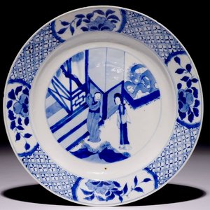 Een Chinees blauw-wit bord met figuren in een tuin, Kangxi merk en periode — foto 1