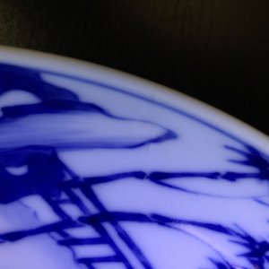 Een Chinees blauw-wit bord met figuren in een tuin, Xuande merk, Yongzheng, 1723-1735 — foto 3