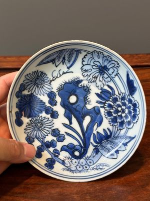 Een Chinees blauw-wit bord met floraal decor, Xuande merk, Wanli — foto 1