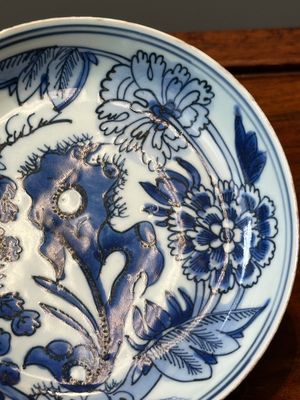 Een Chinees blauw-wit bord met floraal decor, Xuande merk, Wanli — foto 2