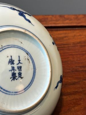 Een Chinees blauw-wit bord met floraal decor, Xuande merk, Wanli — foto 6
