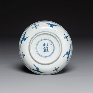 Een Chinees blauw-wit bord met floraal decor, Xuande merk, Wanli — foto 2