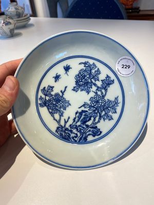 Een Chinees blauw-wit bord met floraal decor, Yongzheng merk en periode — foto 1