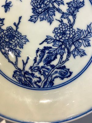 Een Chinees blauw-wit bord met floraal decor, Yongzheng merk en periode — foto 2