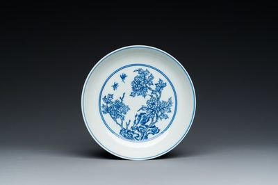 Een Chinees blauw-wit bord met floraal decor, Yongzheng merk en periode