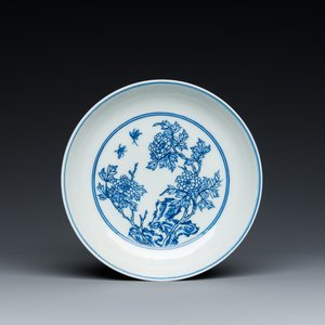Een Chinees blauw-wit bord met floraal decor, Yongzheng merk en periode — foto 1