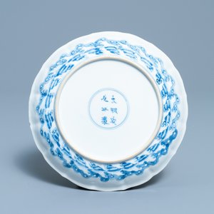 Een Chinees blauw-wit bord met geleerden bij een scroll, Chenghua merk, Kangxi — foto 2