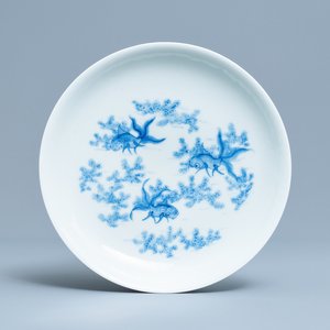 Een Chinees blauw-wit bord met goudvissen, Daoguang merk, Republiek — foto 1