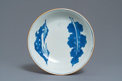 Een Chinees blauw-wit bord met kalligrafie en een gonshi, Shunzhi