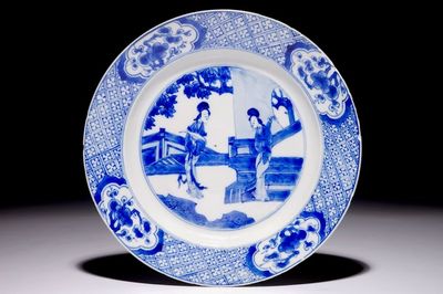Een Chinees blauw-wit bord met "Lange Lijzen" in een tuin, Kangxi