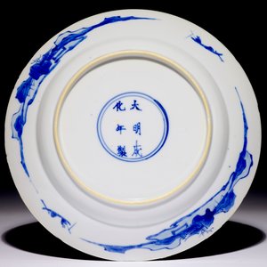 Een Chinees blauw-wit bord met "Lange Lijzen" in een tuin, Kangxi  — foto 2