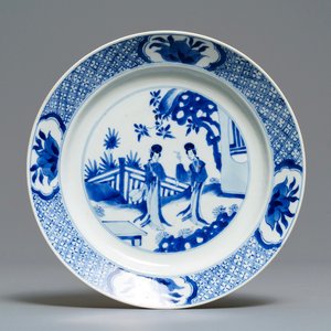 Een Chinees blauw-wit bord met Lange Lijzen, Kangxi merk en periode — foto 1