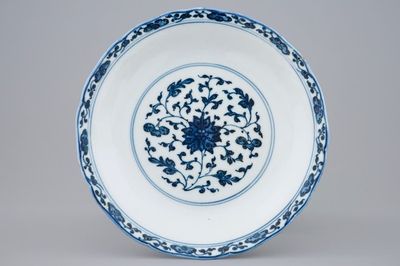 Een Chinees blauw-wit bord met lotus decor in Ming-stijl, Qianlong merk en periode