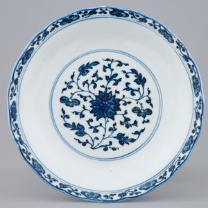 Een Chinees blauw-wit bord met lotus decor in Ming-stijl, Qianlong merk en periode — foto 1