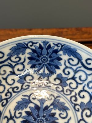Een Chinees blauw-wit bord met lotusslingers, Guangxu merk en periode — foto 4