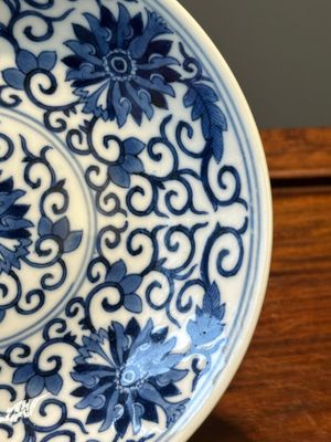 Een Chinees blauw-wit bord met lotusslingers, Guangxu merk en periode — foto 5