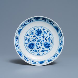 Een Chinees blauw-wit bord met lotusslingers, Guangxu merk en periode — foto 1