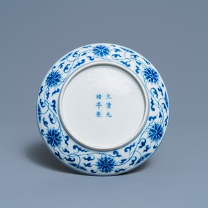 Een Chinees blauw-wit bord met lotusslingers, Guangxu merk en periode — foto 2